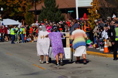 Beaver Barajı, Wisconsin ABD - 26 Ekim 2024: Kunduz Barajı Topluluğu, Wisconsin geleneksel Cadılar Bayramı Sonbahar Festivali sırasında bir tabut yarışı düzenledi..