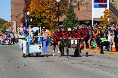 Beaver Barajı, Wisconsin ABD - 26 Ekim 2024: Kunduz Barajı Topluluğu, Wisconsin geleneksel Cadılar Bayramı Sonbahar Festivali sırasında bir tabut yarışı düzenledi..