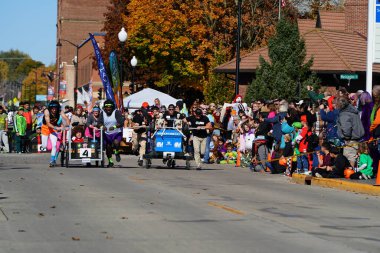 Beaver Barajı, Wisconsin ABD - 26 Ekim 2024: Kunduz Barajı Topluluğu, Wisconsin geleneksel Cadılar Bayramı Sonbahar Festivali sırasında bir tabut yarışı düzenledi..