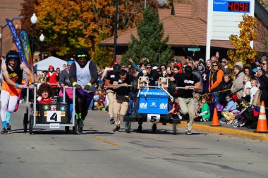 Beaver Barajı, Wisconsin ABD - 26 Ekim 2024: Kunduz Barajı Topluluğu, Wisconsin geleneksel Cadılar Bayramı Sonbahar Festivali sırasında bir tabut yarışı düzenledi..