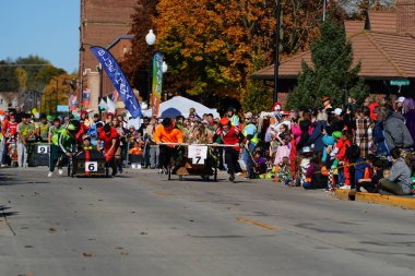 Beaver Barajı, Wisconsin ABD - 26 Ekim 2024: Kunduz Barajı Topluluğu, Wisconsin geleneksel Cadılar Bayramı Sonbahar Festivali sırasında bir tabut yarışı düzenledi..