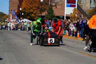 Beaver Barajı, Wisconsin ABD - 26 Ekim 2024: Kunduz Barajı Topluluğu, Wisconsin geleneksel Cadılar Bayramı Sonbahar Festivali sırasında bir tabut yarışı düzenledi..