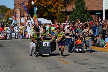 Beaver Barajı, Wisconsin ABD - 26 Ekim 2024: Kunduz Barajı Topluluğu, Wisconsin geleneksel Cadılar Bayramı Sonbahar Festivali sırasında bir tabut yarışı düzenledi..