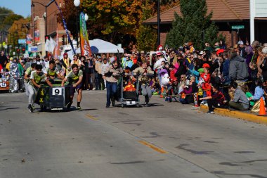Beaver Barajı, Wisconsin ABD - 26 Ekim 2024: Kunduz Barajı Topluluğu, Wisconsin geleneksel Cadılar Bayramı Sonbahar Festivali sırasında bir tabut yarışı düzenledi..