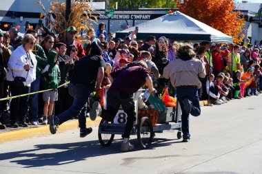 Beaver Barajı, Wisconsin ABD - 26 Ekim 2024: Kunduz Barajı Topluluğu, Wisconsin geleneksel Cadılar Bayramı Sonbahar Festivali sırasında bir tabut yarışı düzenledi..