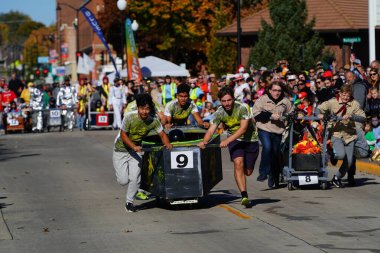 Beaver Barajı, Wisconsin ABD - 26 Ekim 2024: Kunduz Barajı Topluluğu, Wisconsin geleneksel Cadılar Bayramı Sonbahar Festivali sırasında bir tabut yarışı düzenledi..