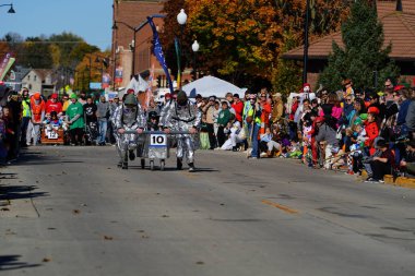 Beaver Barajı, Wisconsin ABD - 26 Ekim 2024: Kunduz Barajı Topluluğu, Wisconsin geleneksel Cadılar Bayramı Sonbahar Festivali sırasında bir tabut yarışı düzenledi..