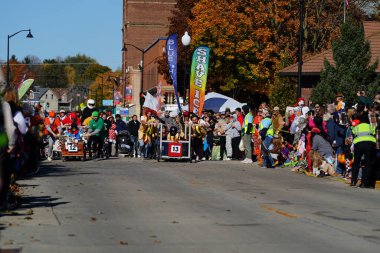 Beaver Barajı, Wisconsin ABD - 26 Ekim 2024: Kunduz Barajı Topluluğu, Wisconsin geleneksel Cadılar Bayramı Sonbahar Festivali sırasında bir tabut yarışı düzenledi..