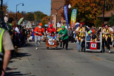 Beaver Barajı, Wisconsin ABD - 26 Ekim 2024: Kunduz Barajı Topluluğu, Wisconsin geleneksel Cadılar Bayramı Sonbahar Festivali sırasında bir tabut yarışı düzenledi..
