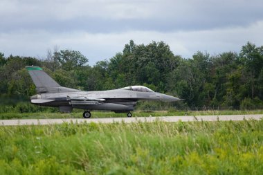 Douglas Kampı, Wisconsin ABD - 9 Ağustos 2024: Birleşik Devletler Hava Kuvvetleri savaş uçakları F-35 ve F-16, Kuzey Işıklı Savaş tatbikatı sırasında Volk Hava Sahası 'na iniş yaptı..