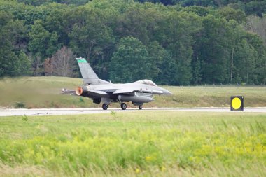 Douglas Kampı, Wisconsin ABD - 9 Ağustos 2024: Birleşik Devletler Hava Kuvvetleri savaş uçakları F-35 ve F-16, Kuzey Işıklı Savaş tatbikatı sırasında Volk Hava Sahası 'na iniş yaptı..