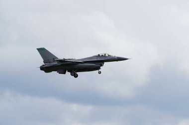 Douglas Kampı, Wisconsin ABD - 9 Ağustos 2024: Birleşik Devletler Hava Kuvvetleri savaş uçakları F-35 ve F-16, Kuzey Işıklı Savaş tatbikatı sırasında Volk Hava Sahası 'na iniş yaptı..