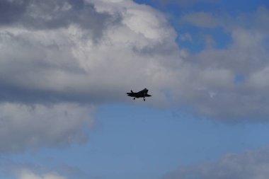 Douglas Kampı, Wisconsin ABD - 9 Ağustos 2024: Birleşik Devletler Hava Kuvvetleri savaş uçakları F-35 ve F-16, Kuzey Işıklı Savaş tatbikatı sırasında Volk Hava Sahası 'na iniş yaptı..