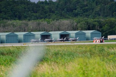 Douglas Kampı, Wisconsin ABD - 9 Ağustos 2024: Birleşik Devletler Hava Kuvvetleri savaş uçakları F-35 ve F-16, Kuzey Işıklı Savaş tatbikatı sırasında Volk Hava Sahası 'na iniş yaptı..
