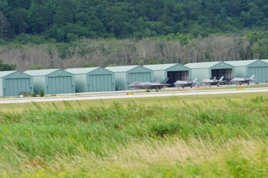 Douglas Kampı, Wisconsin ABD - 9 Ağustos 2024: Birleşik Devletler Hava Kuvvetleri savaş uçakları F-35 ve F-16, Kuzey Işıklı Savaş tatbikatı sırasında Volk Hava Sahası 'na iniş yaptı..