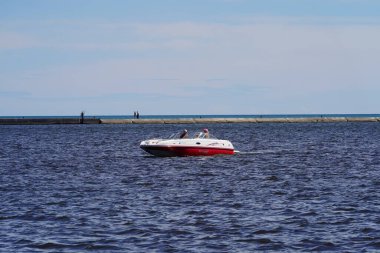 Sheboygan, Wisconsin ABD - 11 Ağustos 2024: Michigan Gölü 'nde yüksek sürat tekneleri gezdi.