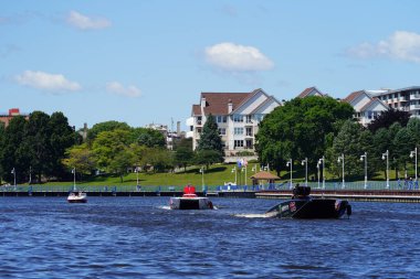 Sheboygan, Wisconsin ABD - 11 Ağustos 2024: Michigan Gölü 'nde yüksek sürat tekneleri gezdi.