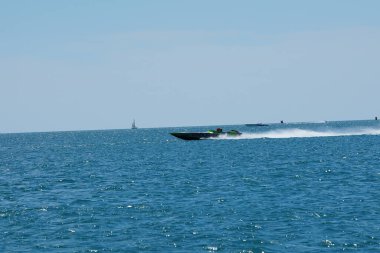 Sheboygan, Wisconsin ABD - 11 Ağustos 2024: Michigan Gölü 'nde yüksek sürat tekneleri gezdi.