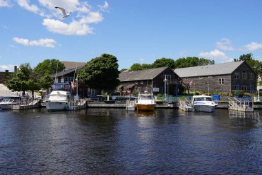 Sheboygan, Wisconsin USA - 10 Ağustos 2024: Yaz boyunca Michigan Gölü 'nde gezen tekneler.