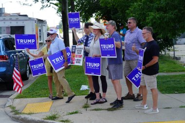 Milwaukee, Wisconsin ABD - 16 Ağustos 2024: Pro President Trump ve Pro VP J.D. J.D. döneminde Vance taraftarları Milwaukee Polis Derneği 'nin önünde yürüyüş yaptı. Vance 'in siyasi kampanya durağı.