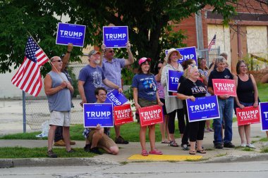 Milwaukee, Wisconsin ABD - 16 Ağustos 2024: Pro President Trump ve Pro VP J.D. J.D. döneminde Vance taraftarları Milwaukee Polis Derneği 'nin önünde yürüyüş yaptı. Vance 'in siyasi kampanya durağı.
