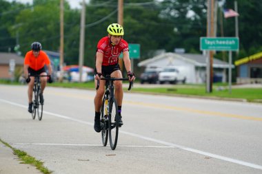 Fond du Lac, Wisconsin USA - 18 Ağustos 2024: Erkek bisikletçiler sabahın erken saatlerinde bisiklet sürüyorlar
