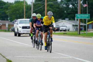 Fond du Lac, Wisconsin USA - 18 Ağustos 2024: Erkek bisikletçiler sabahın erken saatlerinde bisiklet sürüyorlar