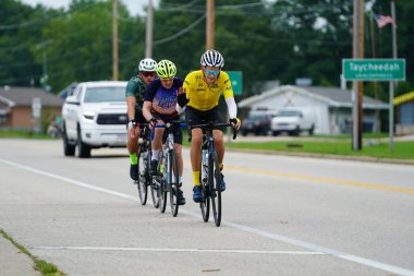 Fond du Lac, Wisconsin USA - 18 Ağustos 2024: Erkek bisikletçiler sabahın erken saatlerinde bisiklet sürüyorlar