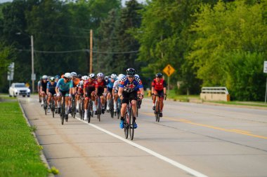 Fond du Lac, Wisconsin USA - 18 Ağustos 2024: Erkek ve kadın bisikletçiler sabahın erken saatlerinde bisiklet sürüyorlar