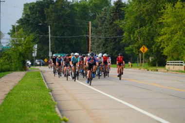 Fond du Lac, Wisconsin USA - 18 Ağustos 2024: Erkek ve kadın bisikletçiler sabahın erken saatlerinde bisiklet sürüyorlar
