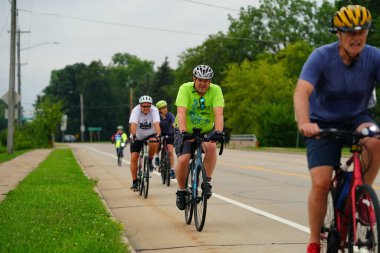 Fond du Lac, Wisconsin USA - 18 Ağustos 2024: Erkek bisikletçiler sabahın erken saatlerinde bisiklet sürüyorlar