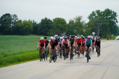 Fond du Lac, Wisconsin USA - 18 Ağustos 2024: Erkek ve kadın bisikletçiler sabahın erken saatlerinde bisiklet sürüyorlar