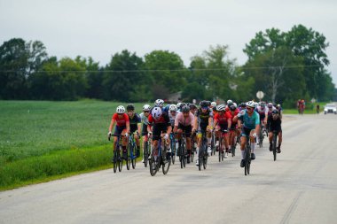 Fond du Lac, Wisconsin USA - 18 Ağustos 2024: Erkek ve kadın bisikletçiler sabahın erken saatlerinde bisiklet sürüyorlar