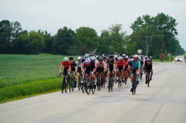 Fond du Lac, Wisconsin USA - 18 Ağustos 2024: Erkek ve kadın bisikletçiler sabahın erken saatlerinde bisiklet sürüyorlar