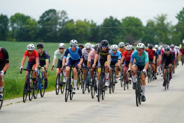 Fond du Lac, Wisconsin USA - 18 Ağustos 2024: Erkek ve kadın bisikletçiler sabahın erken saatlerinde bisiklet sürüyorlar