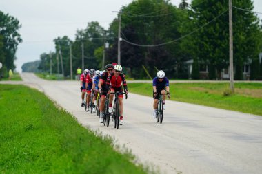 Fond du Lac, Wisconsin USA - 18 Ağustos 2024: Erkek ve kadın bisikletçiler sabahın erken saatlerinde bisiklet sürüyorlar.