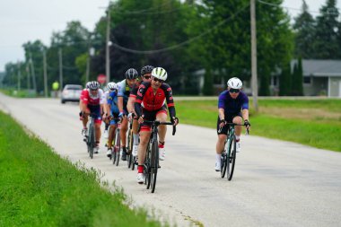 Fond du Lac, Wisconsin USA - 18 Ağustos 2024: Erkek ve kadın bisikletçiler sabahın erken saatlerinde bisiklet sürüyorlar.
