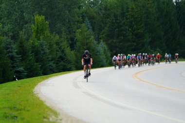 Fond du Lac, Wisconsin USA - 18 Ağustos 2024: Erkek ve kadın bisikletçiler sabahın erken saatlerinde bisiklet sürüyorlar.