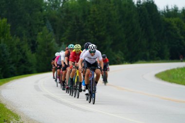 Fond du Lac, Wisconsin USA - 18 Ağustos 2024: Erkek ve kadın bisikletçiler sabahın erken saatlerinde bisiklet sürüyorlar.