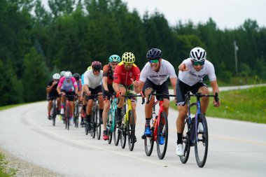 Fond du Lac, Wisconsin USA - 18 Ağustos 2024: Erkek ve kadın bisikletçiler sabahın erken saatlerinde bisiklet sürüyorlar.