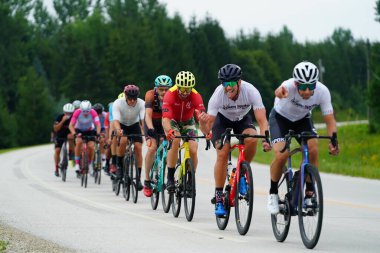 Fond du Lac, Wisconsin USA - 18 Ağustos 2024: Erkek ve kadın bisikletçiler sabahın erken saatlerinde bisiklet sürüyorlar.