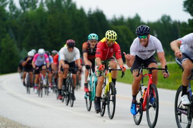 Fond du Lac, Wisconsin USA - 18 Ağustos 2024: Erkek ve kadın bisikletçiler sabahın erken saatlerinde bisiklet sürüyorlar.