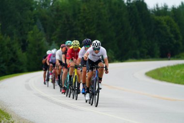 Fond du Lac, Wisconsin USA - 18 Ağustos 2024: Erkek ve kadın bisikletçiler sabahın erken saatlerinde bisiklet sürüyorlar.