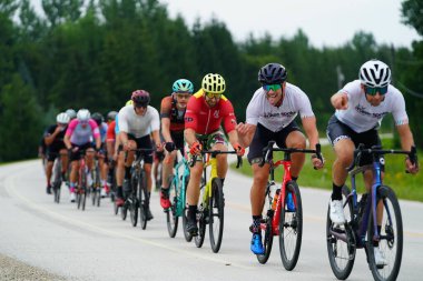 Fond du Lac, Wisconsin USA - 18 Ağustos 2024: Erkek ve kadın bisikletçiler sabahın erken saatlerinde bisiklet sürüyorlar.