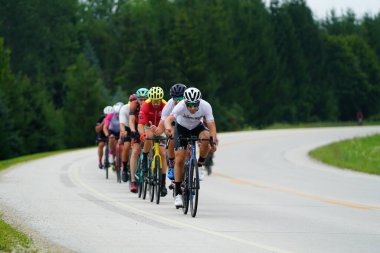Fond du Lac, Wisconsin USA - 18 Ağustos 2024: Erkek ve kadın bisikletçiler sabahın erken saatlerinde bisiklet sürüyorlar.