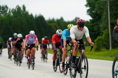 Fond du Lac, Wisconsin USA - 18 Ağustos 2024: Erkek ve kadın bisikletçiler sabahın erken saatlerinde bisiklet sürüyorlar.