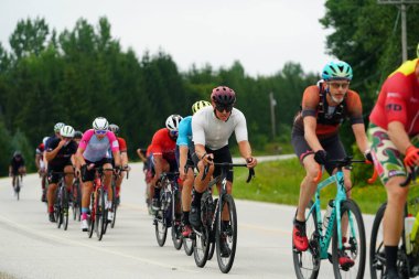 Fond du Lac, Wisconsin USA - 18 Ağustos 2024: Erkek ve kadın bisikletçiler sabahın erken saatlerinde bisiklet sürüyorlar.