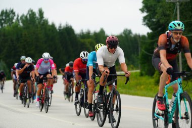 Fond du Lac, Wisconsin USA - 18 Ağustos 2024: Erkek ve kadın bisikletçiler sabahın erken saatlerinde bisiklet sürüyorlar.