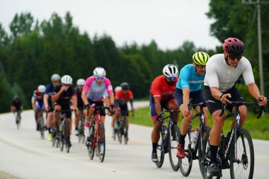 Fond du Lac, Wisconsin USA - 18 Ağustos 2024: Erkek ve kadın bisikletçiler sabahın erken saatlerinde bisiklet sürüyorlar.