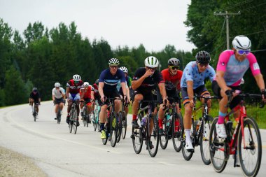 Fond du Lac, Wisconsin USA - 18 Ağustos 2024: Erkek ve kadın bisikletçiler sabahın erken saatlerinde bisiklet sürüyorlar.